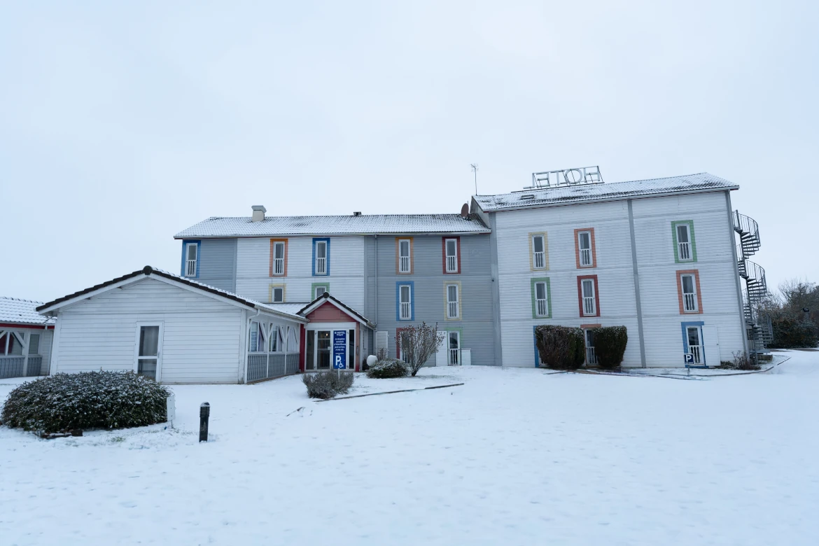 B Hôtel Troyes sous la neige